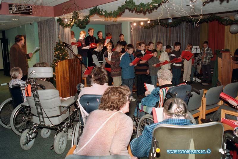 98121606.jpg - DE DORDTENAAR :GORINCHEM:16-12-1998:NONNNEVELD IN HET GEBOUW HET NIEUWE GASTHUIS VOOR HET 25 STE JAAR KERSTVIERINGDHR BOER.Deze digitale foto blijft eigendom van FOTOPERSBURO BUSINK. Wij hanteren de voorwaarden van het N.V.F. en N.V.J. Gebruik van deze foto impliceert dat u bekend bent  en akkoord gaat met deze voorwaarden bij publicatie.EB/ETIENNE BUSINK