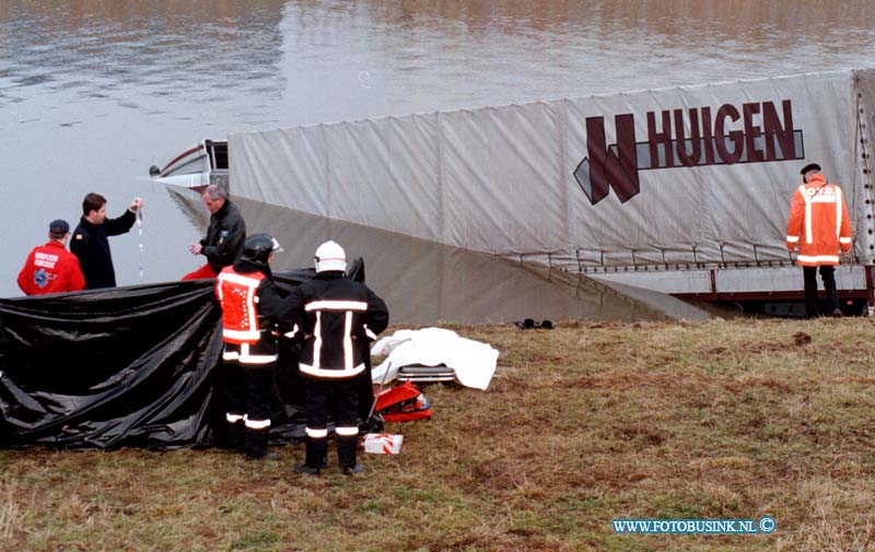 98122202.jpg - WFA :GORINCHEM:22-12-1998:VRACHTWAGEN TE WATER:EEN VRACHTWAGEN COMBINATIE IS IN HET KANAAL NAAST DE NIEUWE WOLPHERENSEDIJK TERECHT GEKOMEN.DE CHAUFFEUR WERDT DOOR 2 AGENTEN EN 2 OMSTANDERS UIT DE CABINE VAN DE VRACHTWAGEN GEHAALD DIE GEHEEL ONDER WATER LAG MAAR DIT MOCHT NIET MEER BATEN DE CHAUFFEUR OVERLEED. MOGELIJK IS DE CHAUFFEUR ONWEL GEWORDEN EN ZO IN HET KANAAL BELAND.Deze digitale foto blijft eigendom van FOTOPERSBURO BUSINK. Wij hanteren de voorwaarden van het N.V.F. en N.V.J. Gebruik van deze foto impliceert dat u bekend bent  en akkoord gaat met deze voorwaarden bij publicatie.EB/ETIENNE BUSINK