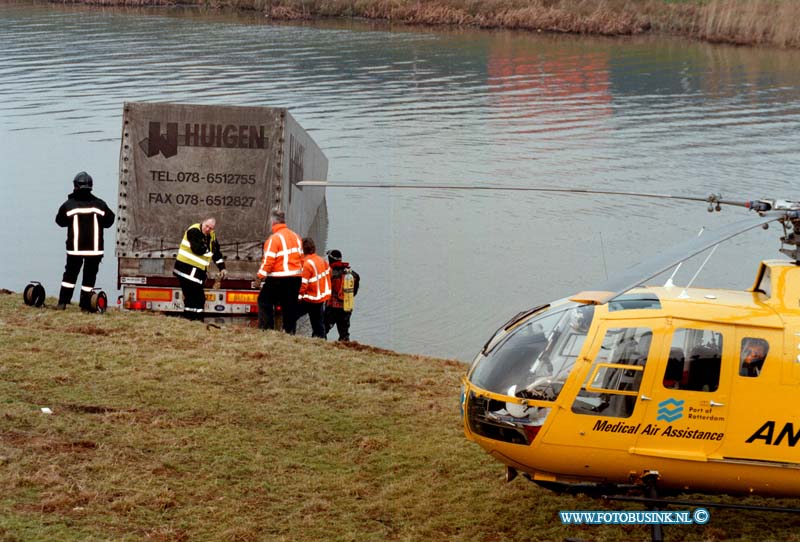 98122204.jpg - AMBU ZHZ :GORINCHEM:22-12-1998:VRACHTWAGEN TE WATER:EEN VRACHTWAGEN COMBINATIE IS IN HET KANAAL NAAST DE NIEUWE WOLPHERENSEDIJK TERECHT GEKOMEN.DE CHAUFFEUR WERDT DOOR 2 AGENTEN EN 2 OMSTANDERS UIT DE CABINE VAN DE VRACHTWAGEN GEHAALD DIE GEHEEL ONDER WATER LAG MAAR DIT MOCHT NIET MEER BATEN DE CHAUFFEUR OVERLEED. MOGELIJK IS DE CHAUFFEUR ONWEL GEWORDEN EN ZO IN HET KANAAL BELAND.Deze digitale foto blijft eigendom van FOTOPERSBURO BUSINK. Wij hanteren de voorwaarden van het N.V.F. en N.V.J. Gebruik van deze foto impliceert dat u bekend bent  en akkoord gaat met deze voorwaarden bij publicatie.EB/ETIENNE BUSINK