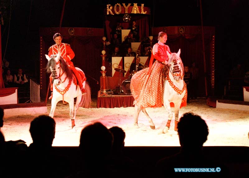 98122308.jpg - DE STEM VAN DORDT :DORDRECHT:23-12-1998:PRIMIERE VAN WINTERCIRCUS ROYAL PLOEGSTRAAT DORDRECHT JOOP TEUTENBERG.Deze digitale foto blijft eigendom van FOTOPERSBURO BUSINK. Wij hanteren de voorwaarden van het N.V.F. en N.V.J. Gebruik van deze foto impliceert dat u bekend bent  en akkoord gaat met deze voorwaarden bij publicatie.EB/ETIENNE BUSINK