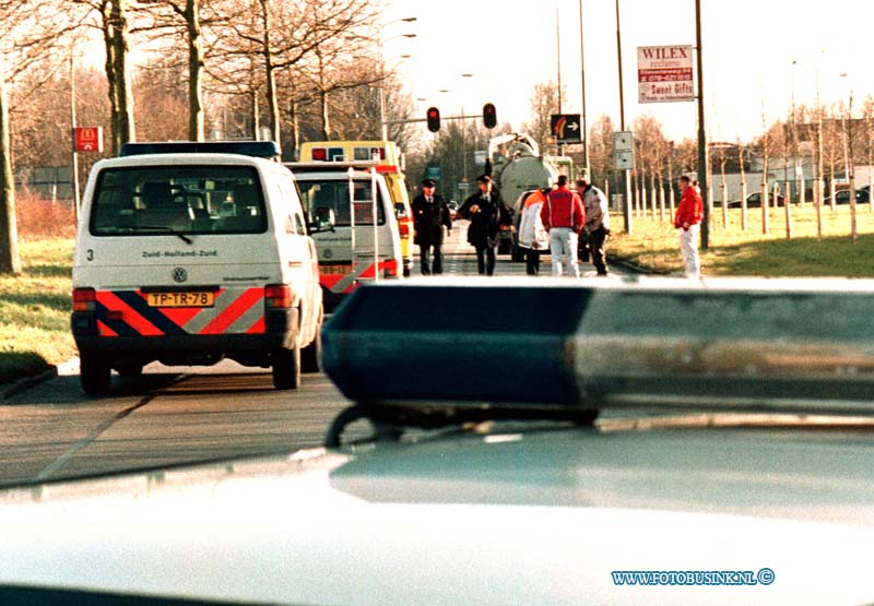 98122401.jpg - DE DORDTENAAR :DORDRECHT:24-12-1998:ONGEVAL VRACHTWAGEN VOETGANGER OVERKAMPWEG DORDRECHTVOETGANGER WERDT GEDOOD BIJ DE AANRIJDINGDeze digitale foto blijft eigendom van FOTOPERSBURO BUSINK. Wij hanteren de voorwaarden van het N.V.F. en N.V.J. Gebruik van deze foto impliceert dat u bekend bent  en akkoord gaat met deze voorwaarden bij publicatie.EB/ETIENNE BUSINK