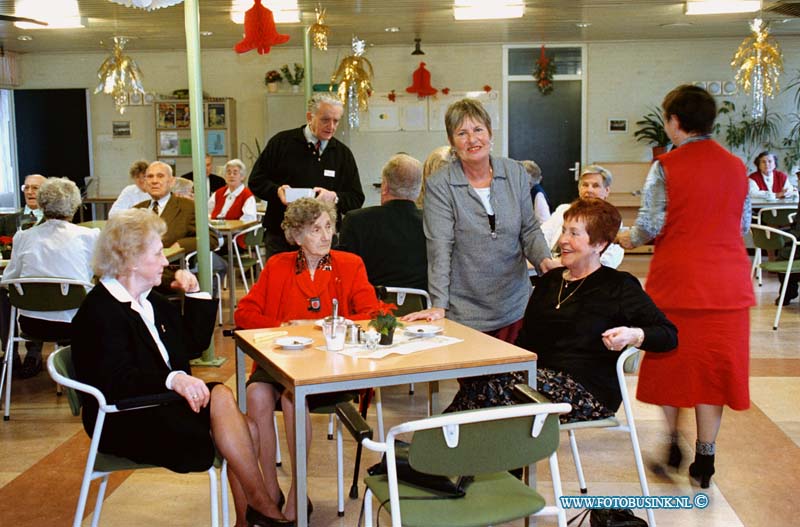 98122602.jpg - DE STEM VAN DORDT :DORDRECHT:26-12-1998:DE KLOKELAAR KERSTHERBERG VOOR OUDEREN MET PIANIST DORDRECHT TAK VAN POORTVLIETSTRAAT.Deze digitale foto blijft eigendom van FOTOPERSBURO BUSINK. Wij hanteren de voorwaarden van het N.V.F. en N.V.J. Gebruik van deze foto impliceert dat u bekend bent  en akkoord gaat met deze voorwaarden bij publicatie.EB/ETIENNE BUSINK