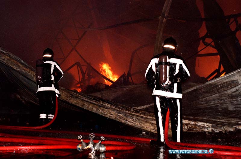 98122704.jpg - WFA :VLAARDINGEN:UITSLAANDE BRAND :27-12-1998:AFGELOPEN NACHT BRANDE EEN VISVERWERKIGS BEDRIJF AAN DE SCHEIDAMSEDIJK IN VLAARDINGEN TOTAAL UIT ER VIELEN GEEN GEWONDEN MAAR DE SCHADE WAS GROOT.Deze digitale foto blijft eigendom van FOTOPERSBURO BUSINK. Wij hanteren de voorwaarden van het N.V.F. en N.V.J. Gebruik van deze foto impliceert dat u bekend bent  en akkoord gaat met deze voorwaarden bij publicatie.EB/ETIENNE BUSINK