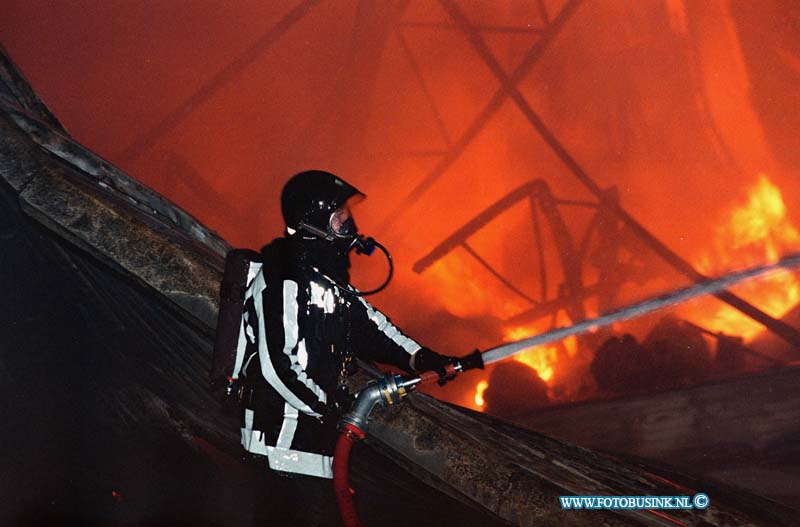 98122705.jpg - WFA :VLAARDINGEN:UITSLAANDE BRAND :27-12-1998:AFGELOPEN NACHT BRANDE EEN VISVERWERKIGS BEDRIJF AAN DE SCHEIDAMSEDIJK IN VLAARDINGEN TOTAAL UIT ER VIELEN GEEN GEWONDEN MAAR DE SCHADE WAS GROOT.Deze digitale foto blijft eigendom van FOTOPERSBURO BUSINK. Wij hanteren de voorwaarden van het N.V.F. en N.V.J. Gebruik van deze foto impliceert dat u bekend bent  en akkoord gaat met deze voorwaarden bij publicatie.EB/ETIENNE BUSINK