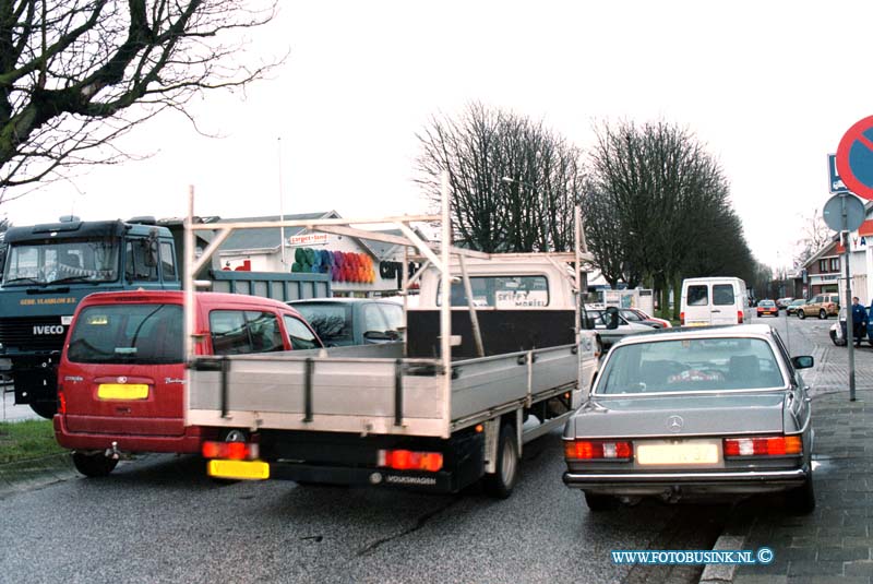 98122801.jpg - DE STEM VAN DORDT :DORDRECHT:28-12-1998: INGANG INDUSTRIE TEREIN LOUTERBLOEM ALTIJD BEZET MET VRACHTWAGENS LADEN EN LOSEN.Deze digitale foto blijft eigendom van FOTOPERSBURO BUSINK. Wij hanteren de voorwaarden van het N.V.F. en N.V.J. Gebruik van deze foto impliceert dat u bekend bent  en akkoord gaat met deze voorwaarden bij publicatie.EB/ETIENNE BUSINK