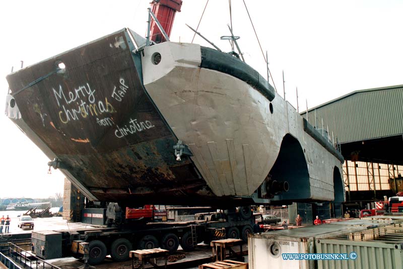 98122901.jpg - DE DORDTENAAR :ZWIJNDRECHT:29-12-1998:MARSCHAL MUSSEUM AAN DE NOORDWEG KRIJGT PER SCHIP EEN AMBIFIE VOERTUIG AAN GELEVERD.Deze digitale foto blijft eigendom van FOTOPERSBURO BUSINK. Wij hanteren de voorwaarden van het N.V.F. en N.V.J. Gebruik van deze foto impliceert dat u bekend bent  en akkoord gaat met deze voorwaarden bij publicatie.EB/ETIENNE BUSINK