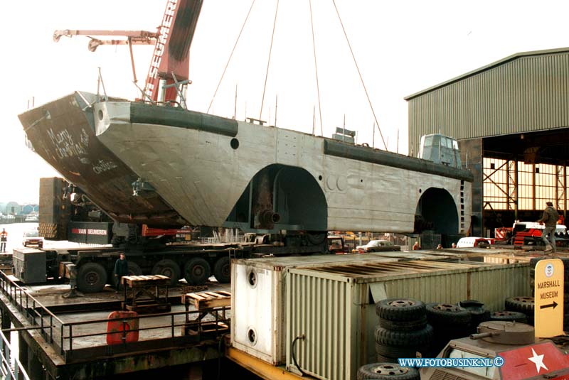 98122902.jpg - DE DORDTENAAR :ZWIJNDRECHT:29-12-1998:MARSCHAL MUSSEUM AAN DE NOORDWEG KRIJGT PER SCHIP EEN AMBIFIE VOERTUIG AAN GELEVERD.Deze digitale foto blijft eigendom van FOTOPERSBURO BUSINK. Wij hanteren de voorwaarden van het N.V.F. en N.V.J. Gebruik van deze foto impliceert dat u bekend bent  en akkoord gaat met deze voorwaarden bij publicatie.EB/ETIENNE BUSINK