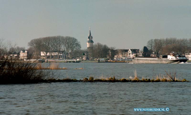 98122903.jpg - DE DORDTENAAR :GROOT AMMERS:29-12-1998:RIVIER AANZICHT VAN AF DE DIJK TUSSEN GROOT AMMERS EN NIEUWE POORT RICHTING SCHOONHOVEN.Deze digitale foto blijft eigendom van FOTOPERSBURO BUSINK. Wij hanteren de voorwaarden van het N.V.F. en N.V.J. Gebruik van deze foto impliceert dat u bekend bent  en akkoord gaat met deze voorwaarden bij publicatie.EB/ETIENNE BUSINK