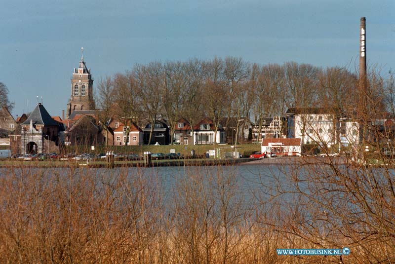 98122904.jpg - DE DORDTENAAR :GROOT AMMERS:29-12-1998:RIVIER AANZICHT VAN AF DE DIJK TUSSEN GROOT AMMERS EN NIEUWE POORT RICHTING SCHOONHOVEN.Deze digitale foto blijft eigendom van FOTOPERSBURO BUSINK. Wij hanteren de voorwaarden van het N.V.F. en N.V.J. Gebruik van deze foto impliceert dat u bekend bent  en akkoord gaat met deze voorwaarden bij publicatie.EB/ETIENNE BUSINK