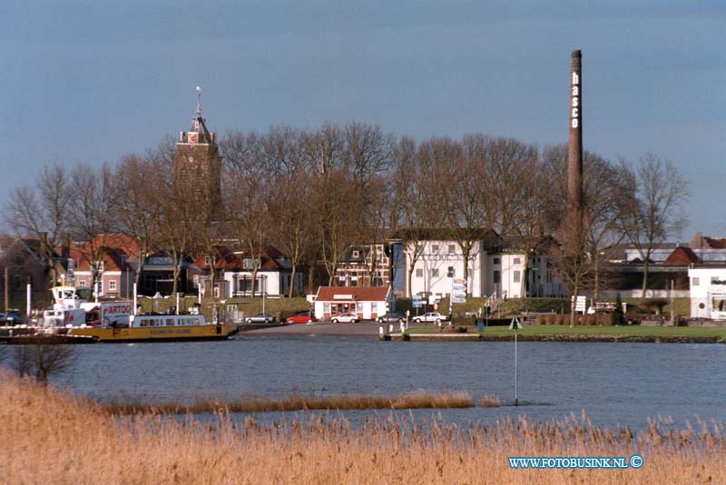 98122905.jpg - DE DORDTENAAR :GROOT AMMERS:29-12-1998:RIVIER AANZICHT VAN AF DE DIJK TUSSEN GROOT AMMERS EN NIEUWE POORT RICHTING SCHOONHOVEN.Deze digitale foto blijft eigendom van FOTOPERSBURO BUSINK. Wij hanteren de voorwaarden van het N.V.F. en N.V.J. Gebruik van deze foto impliceert dat u bekend bent  en akkoord gaat met deze voorwaarden bij publicatie.EB/ETIENNE BUSINK