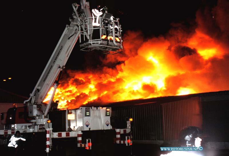 98123103.jpg - WFA :DORDRECHT:31-12-1998:GROTE BRAND  VERWOEST 20 BEDRIJVEN IN DORDRECHT DIE IN EEN VERZAMELGEBOUW OP DE RIJKSTRAATWEG GEVESTIGD WAREN.DE BRANDWEER HAD DE GROOTSE MOEITE OM DE BRAND TE BLUSSEN OMDAT ER NOG AL WAT EXPLOSIES WAREN .DIVERSE KORPSEN UIT DE OMGEVING MOESTEN ASSISTEREN. DE BRAND WAS NA 2,1/2 UUR ONDER CONTROLE EN HET NA BLUSSEN DUURDE NOG DE GEHELE DAG .VEEL BEDRIJVEN WAREN OOK NIET VERZEKERD TEGEN DE SCHADE ZO OOK ENKEL BENDJES DIE ER REPETEERDE EN HUN GELUID INSTALLATIES ER HADDEN OPGESLAGEN DOOR DE BRAND KWAMEN OOK EN HOTEL EN TANKSTATION EN HET WOONWAGENKAMP ZONDER STROOM TE ZITTEN DOOR DAT EEN STROOM STATION VAN ENECO ONTPLOFTE DIE OOK IN HET PAND GEVESTIGD ZAT.DE SCHADE  ZAL ZEKER IN DE MILJOENEN OPLOPEN.Deze digitale foto blijft eigendom van FOTOPERSBURO BUSINK. Wij hanteren de voorwaarden van het N.V.F. en N.V.J. Gebruik van deze foto impliceert dat u bekend bent  en akkoord gaat met deze voorwaarden bij publicatie.EB/ETIENNE BUSINK