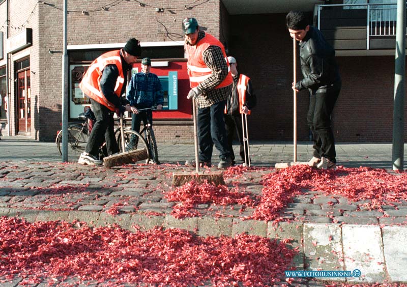 99010105.jpg - DE DORDTENAAR :DORDRECHT:01-01-1999:START SCHOONMAAK AKTIE VUURWERK-WEG 1999 OP HET PEULE BUCKERF.Deze digitale foto blijft eigendom van FOTOPERSBURO BUSINK. Wij hanteren de voorwaarden van het N.V.F. en N.V.J. Gebruik van deze foto impliceert dat u bekend bent  en akkoord gaat met deze voorwaarden bij publicatie.EB/ETIENNE BUSINK