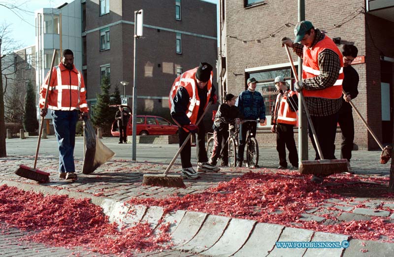 99010106.jpg - DE DORDTENAAR :DORDRECHT:01-01-1999:START SCHOONMAAK AKTIE VUURWERK-WEG 1999 OP HET PEULE BUCKERF.Deze digitale foto blijft eigendom van FOTOPERSBURO BUSINK. Wij hanteren de voorwaarden van het N.V.F. en N.V.J. Gebruik van deze foto impliceert dat u bekend bent  en akkoord gaat met deze voorwaarden bij publicatie.EB/ETIENNE BUSINK