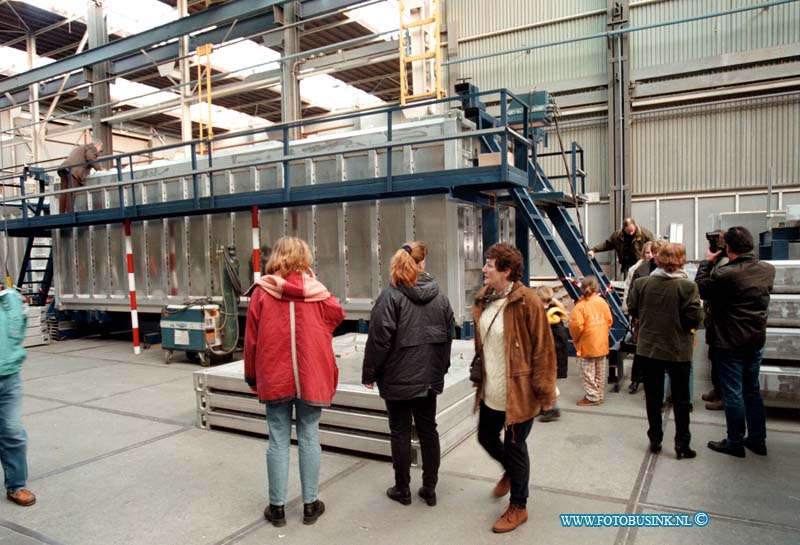 99010901.jpg - DE DORDTENAAR :NIEUWE LEKKERLAND:09-01-1999:OPENDAG BIJ BAYARDS ALUMINIUM VEERWEG 2ADeze digitale foto blijft eigendom van FOTOPERSBURO BUSINK. Wij hanteren de voorwaarden van het N.V.F. en N.V.J. Gebruik van deze foto impliceert dat u bekend bent  en akkoord gaat met deze voorwaarden bij publicatie.EB/ETIENNE BUSINK