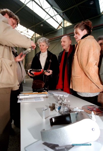 99010902.jpg - DE DORDTENAAR :NIEUWE LEKKERLAND:09-01-1999:OPENDAG BIJ BAYARDS ALUMINIUM VEERWEG 2ADeze digitale foto blijft eigendom van FOTOPERSBURO BUSINK. Wij hanteren de voorwaarden van het N.V.F. en N.V.J. Gebruik van deze foto impliceert dat u bekend bent  en akkoord gaat met deze voorwaarden bij publicatie.EB/ETIENNE BUSINK