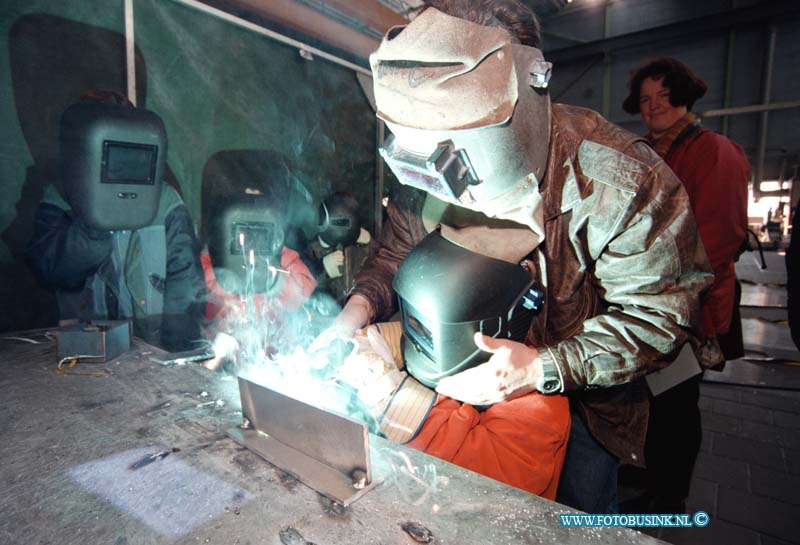 99010903.jpg - DE DORDTENAAR :NIEUWE LEKKERLAND:09-01-1999:OPENDAG BIJ BAYARDS ALUMINIUM VEERWEG 2ADeze digitale foto blijft eigendom van FOTOPERSBURO BUSINK. Wij hanteren de voorwaarden van het N.V.F. en N.V.J. Gebruik van deze foto impliceert dat u bekend bent  en akkoord gaat met deze voorwaarden bij publicatie.EB/ETIENNE BUSINK