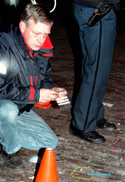 99011003.jpg - WFA :GORINCHEM:ZINLOOS GEWELD BIJ SCHIETPARTIJ:DE POLITIE ONDERZOEK EEN VAN DE 12 KOGEL DIE ZIJN AFGESCHOTENBIJ DE DISCOTHEEK.DE VOLGENDE DAG WERDEN ER BLOEMEN EN KAARSEN BIJ DE DISCO THEEK TER NAGEDACHTENIS NEER GELEGD DOOR BEKENDE VAN DE SLACHTOFFERS.IN GORINCHEM ZIJN VAN NACHT I DODE  EN 2 ZWAARGEWONDEN GERAAKT BIJ EEN SCHIETPARTIJ BIJ EEN DICOTHEEK AAN DE KERKSTEEG . DE MEISJES (18,17 18 JAAR OUD) STONDEN IN DE GARDEROBE TOEN ER VAN BUITEN DOOR DE DEUR NAAR BINNEN WERDT GESCHOTEN DOOR 3 ONBEKENDE DADERS WERDEN 12 SCHOTEN AFGESCHOTEN.DE MEISJE WILDE NET NAAR HUIS GAAN.Deze digitale foto blijft eigendom van FOTOPERSBURO BUSINK. Wij hanteren de voorwaarden van het N.V.F. en N.V.J. Gebruik van deze foto impliceert dat u bekend bent  en akkoord gaat met deze voorwaarden bij publicatie.EB/ETIENNE BUSINK