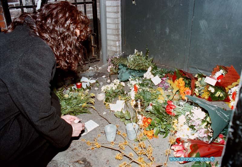 99011004.jpg - WFA :GORINCHEM:ZINLOOS GEWELD BIJ SCHIETPARTIJ:DE VOLGENDE DAG WERDEN ER BLOEMEN EN KAARSEN BIJ DE DISCO THEEK TER NAGEDACHTENIS NEER GELEGD DOOR BEKENDE VAN DE SLACHTOFFERS.IN GORINCHEM ZIJN VAN NACHT I DODE  EN 2 ZWAARGEWONDEN GERAAKT BIJ EEN SCHIETPARTIJ BIJ EEN DICOTHEEK AAN DE KERKSTEEG . DE MEISJES (18,17 18 JAAR OUD) STONDEN IN DE GARDEROBE TOEN ER VAN BUITEN DOOR DE DEUR NAAR BINNEN WERDT GESCHOTEN DOOR 3 ONBEKENDE DADERS WERDEN 12 SCHOTEN AFGESCHOTEN.DE MEISJE WILDE NET NAAR HUIS GAAN.Deze digitale foto blijft eigendom van FOTOPERSBURO BUSINK. Wij hanteren de voorwaarden van het N.V.F. en N.V.J. Gebruik van deze foto impliceert dat u bekend bent  en akkoord gaat met deze voorwaarden bij publicatie.EB/ETIENNE BUSINK