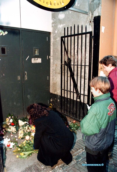 99011005.jpg - DE DORDTENAAR :GORINCHEM:ZINLOOS GEWELD BIJ SCHIETPARTIJ:DE VOLGENDE DAG WERDEN ER BLOEMEN EN KAARSEN BIJ DE DISCO THEEK TER NAGEDACHTENIS NEER GELEGD DOOR BEKENDE VAN DE SLACHTOFFERS.IN GORINCHEM ZIJN VAN NACHT I DODE  EN 2 ZWAARGEWONDEN GERAAKT BIJ EEN SCHIETPARTIJ BIJ EEN DICOTHEEK AAN DE KERKSTEEG . DE MEISJES (18,17 18 JAAR OUD) STONDEN IN DE GARDEROBE TOEN ER VAN BUITEN DOOR DE DEUR NAAR BINNEN WERDT GESCHOTEN DOOR 3 ONBEKENDE DADERS WERDEN 12 SCHOTEN AFGESCHOTEN.DE MEISJE WILDE NET NAAR HUIS GAAN.Deze digitale foto blijft eigendom van FOTOPERSBURO BUSINK. Wij hanteren de voorwaarden van het N.V.F. en N.V.J. Gebruik van deze foto impliceert dat u bekend bent  en akkoord gaat met deze voorwaarden bij publicatie.EB/ETIENNE BUSINK