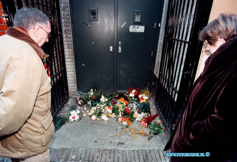 99011007.jpg - DE DORDTENAAR :GORINCHEM:ZINLOOS GEWELD BIJ SCHIETPARTIJ:DE VOLGENDE DAG WERDEN ER BLOEMEN EN KAARSEN BIJ DE DISCO THEEK TER NAGEDACHTENIS NEER GELEGD DOOR BEKENDE VAN DE SLACHTOFFERS.IN GORINCHEM ZIJN VAN NACHT I DODE  EN 2 ZWAARGEWONDEN GERAAKT BIJ EEN SCHIETPARTIJ BIJ EEN DICOTHEEK AAN DE KERKSTEEG . DE MEISJES (18,17 18 JAAR OUD) STONDEN IN DE GARDEROBE TOEN ER VAN BUITEN DOOR DE DEUR NAAR BINNEN WERDT GESCHOTEN DOOR 3 ONBEKENDE DADERS WERDEN 12 SCHOTEN AFGESCHOTEN.DE MEISJE WILDE NET NAAR HUIS GAAN.Deze digitale foto blijft eigendom van FOTOPERSBURO BUSINK. Wij hanteren de voorwaarden van het N.V.F. en N.V.J. Gebruik van deze foto impliceert dat u bekend bent  en akkoord gaat met deze voorwaarden bij publicatie.EB/ETIENNE BUSINK