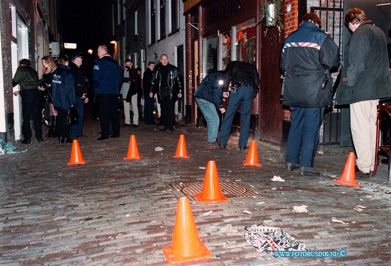 99011012.jpg - HET ROTTERDAMS DAGBLAD :GORINCHEM:ZINLOOS GEWELD BIJ SCHIETPARTIJ:DE VOLGENDE DAG WERDEN ER BLOEMEN EN KAARSEN BIJ DE DISCO THEEK TER NAGEDACHTENIS NEER GELEGD DOOR BEKENDE VAN DE SLACHTOFFERS.IN GORINCHEM ZIJN VAN NACHT I DODE  EN 2 ZWAARGEWONDEN GERAAKT BIJ EEN SCHIETPARTIJ BIJ EEN DICOTHEEK AAN DE KERKSTEEG . DE MEISJES (18,17 18 JAAR OUD) STONDEN IN DE GARDEROBE TOEN ER VAN BUITEN DOOR DE DEUR NAAR BINNEN WERDT GESCHOTEN DOOR 3 ONBEKENDE DADERS WERDEN 12 SCHOTEN AFGESCHOTEN.DE MEISJE WILDE NET NAAR HUIS GAAN.Deze digitale foto blijft eigendom van FOTOPERSBURO BUSINK. Wij hanteren de voorwaarden van het N.V.F. en N.V.J. Gebruik van deze foto impliceert dat u bekend bent  en akkoord gaat met deze voorwaarden bij publicatie.EB/ETIENNE BUSINK