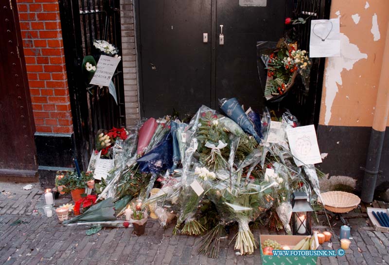 99011101.jpg - WFA :GORINCHEM:11-01-1999:DE DAG NA DE SCHIETPARTIJ WERDEN ER DOOR SCHOLEN EN BURGERS UIT HET DE HELESTREEK METERS BLOEMEN EN KAARSEN GELDT VOOR DE SLACHTOFFERS VAN DEZE ZINLOZE SCHIETPARTIJ DE DADERS ZIJN INMIDDELS OP GEPAKT. EN WORDEN VERHOORD.Deze digitale foto blijft eigendom van FOTOPERSBURO BUSINK. Wij hanteren de voorwaarden van het N.V.F. en N.V.J. Gebruik van deze foto impliceert dat u bekend bent  en akkoord gaat met deze voorwaarden bij publicatie.EB/ETIENNE BUSINK