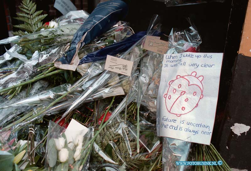 99011102.jpg - WFA :GORINCHEM:11-01-1999:DE DAG NA DE SCHIETPARTIJ WERDEN ER DOOR SCHOLEN EN BURGERS UIT HET DE HELESTREEK METERS BLOEMEN EN KAARSEN GELDT VOOR DE SLACHTOFFERS VAN DEZE ZINLOZE SCHIETPARTIJ DE DADERS ZIJN INMIDDELS OP GEPAKT. EN WORDEN VERHOORD.Deze digitale foto blijft eigendom van FOTOPERSBURO BUSINK. Wij hanteren de voorwaarden van het N.V.F. en N.V.J. Gebruik van deze foto impliceert dat u bekend bent  en akkoord gaat met deze voorwaarden bij publicatie.EB/ETIENNE BUSINK