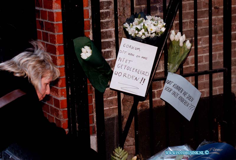 99011103.jpg - WFA :GORINCHEM:11-01-1999:DE DAG NA DE SCHIETPARTIJ WERDEN ER DOOR SCHOLEN EN BURGERS UIT HET DE HELESTREEK METERS BLOEMEN EN KAARSEN GELDT VOOR DE SLACHTOFFERS VAN DEZE ZINLOZE SCHIETPARTIJ DE DADERS ZIJN INMIDDELS OP GEPAKT. EN WORDEN VERHOORD.Deze digitale foto blijft eigendom van FOTOPERSBURO BUSINK. Wij hanteren de voorwaarden van het N.V.F. en N.V.J. Gebruik van deze foto impliceert dat u bekend bent  en akkoord gaat met deze voorwaarden bij publicatie.EB/ETIENNE BUSINK