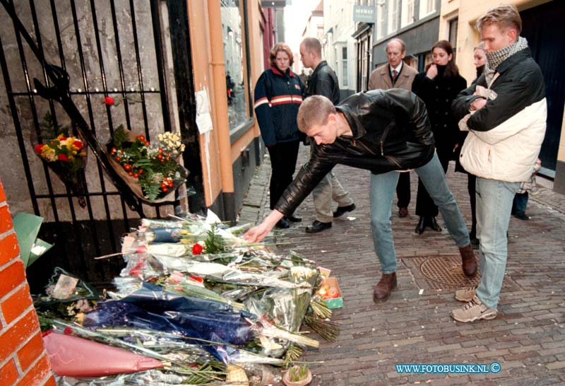 99011104.jpg - DE DORDTENAAR :GORINCHEM:11-01-1999:DE DAG NA DE SCHIETPARTIJ WERDEN ER DOOR SCHOLEN EN BURGERS UIT HET DE HELESTREEK METERS BLOEMEN EN KAARSEN GELDT VOOR DE SLACHTOFFERS VAN DEZE ZINLOZE SCHIETPARTIJ DE DADERS ZIJN INMIDDELS OP GEPAKT. EN WORDEN VERHOORD.Deze digitale foto blijft eigendom van FOTOPERSBURO BUSINK. Wij hanteren de voorwaarden van het N.V.F. en N.V.J. Gebruik van deze foto impliceert dat u bekend bent  en akkoord gaat met deze voorwaarden bij publicatie.EB/ETIENNE BUSINK