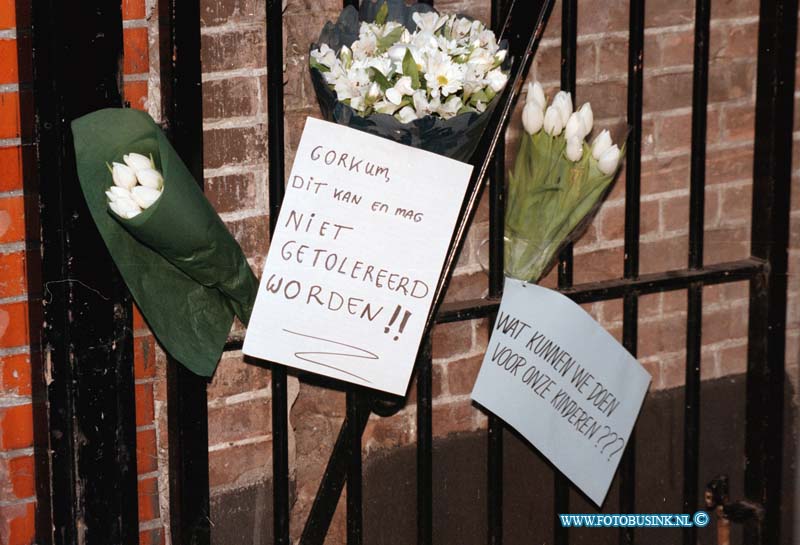 99011105.jpg - DE DORDTENAAR :GORINCHEM:11-01-1999:DE DAG NA DE SCHIETPARTIJ WERDEN ER DOOR SCHOLEN EN BURGERS UIT HET DE HELESTREEK METERS BLOEMEN EN KAARSEN GELDT VOOR DE SLACHTOFFERS VAN DEZE ZINLOZE SCHIETPARTIJ DE DADERS ZIJN INMIDDELS OP GEPAKT. EN WORDEN VERHOORD.Deze digitale foto blijft eigendom van FOTOPERSBURO BUSINK. Wij hanteren de voorwaarden van het N.V.F. en N.V.J. Gebruik van deze foto impliceert dat u bekend bent  en akkoord gaat met deze voorwaarden bij publicatie.EB/ETIENNE BUSINK