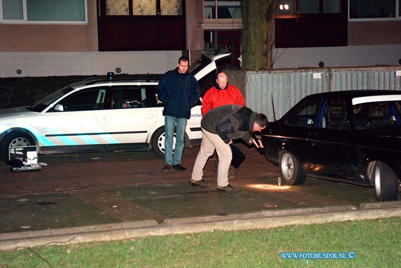 99011109.jpg - DE DORDTENAAR :DORDRECHT:11-01-1999:SCHIETPARTIJ COLIJNSTRAAT 1 GEWONDE POLITIE IS BEZIG MET SPOREN ONDER ZOEK.Deze digitale foto blijft eigendom van FOTOPERSBURO BUSINK. Wij hanteren de voorwaarden van het N.V.F. en N.V.J. Gebruik van deze foto impliceert dat u bekend bent  en akkoord gaat met deze voorwaarden bij publicatie.EB/ETIENNE BUSINK