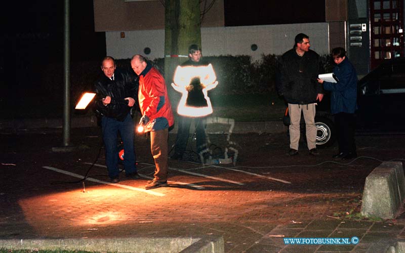 99011110.jpg - DE DORDTENAAR :DORDRECHT:11-01-1999:SCHIETPARTIJ COLIJNSTRAAT 1 GEWONDE POLITIE IS BEZIG MET SPOREN ONDER ZOEK.Deze digitale foto blijft eigendom van FOTOPERSBURO BUSINK. Wij hanteren de voorwaarden van het N.V.F. en N.V.J. Gebruik van deze foto impliceert dat u bekend bent  en akkoord gaat met deze voorwaarden bij publicatie.EB/ETIENNE BUSINK