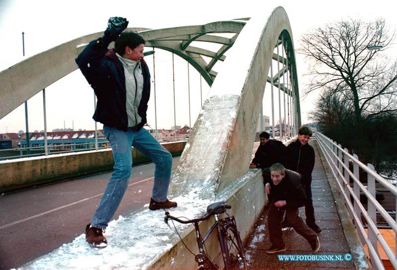 99011201.jpg - DE DORDTENAAR :PAPENDRECHT:WITTEBURG VEERWEG OVER RW A15 RICHTING OUD ALBLAS KINDEREN GOOIEN MET SNEEUWBALLEN NAAR ELKAAR VAN DE EERSTE SNEEUW.Deze digitale foto blijft eigendom van FOTOPERSBURO BUSINK. Wij hanteren de voorwaarden van het N.V.F. en N.V.J. Gebruik van deze foto impliceert dat u bekend bent  en akkoord gaat met deze voorwaarden bij publicatie.EB/ETIENNE BUSINK