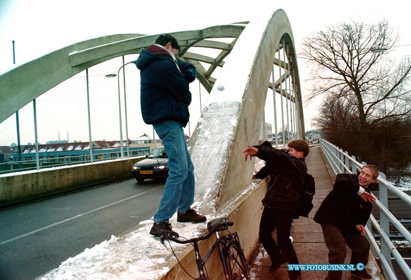 99011202.jpg - DE DORDTENAAR :PAPENDRECHT:WITTEBURG VEERWEG OVER RW A15 RICHTING OUD ALBLAS KINDEREN GOOIEN MET SNEEUWBALLEN NAAR ELKAAR VAN DE EERSTE SNEEUW.Deze digitale foto blijft eigendom van FOTOPERSBURO BUSINK. Wij hanteren de voorwaarden van het N.V.F. en N.V.J. Gebruik van deze foto impliceert dat u bekend bent  en akkoord gaat met deze voorwaarden bij publicatie.EB/ETIENNE BUSINK