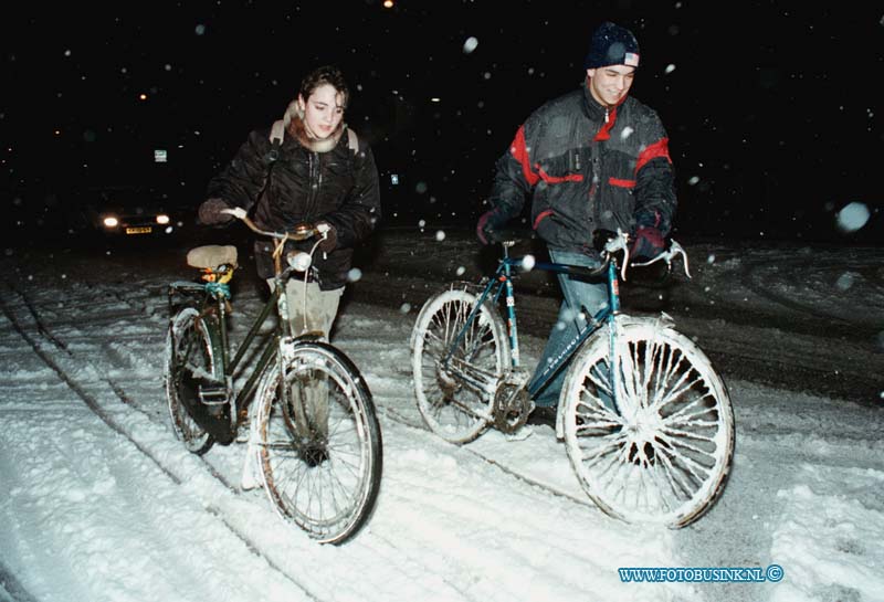 99011203.jpg - DE DORDTENAAR :DORDRECHT12-01-1999:SNEEUW STORM MERWEDESTRAAT ER KAN NIET MEER GEFIETS WORDEN.Deze digitale foto blijft eigendom van FOTOPERSBURO BUSINK. Wij hanteren de voorwaarden van het N.V.F. en N.V.J. Gebruik van deze foto impliceert dat u bekend bent  en akkoord gaat met deze voorwaarden bij publicatie.EB/ETIENNE BUSINK