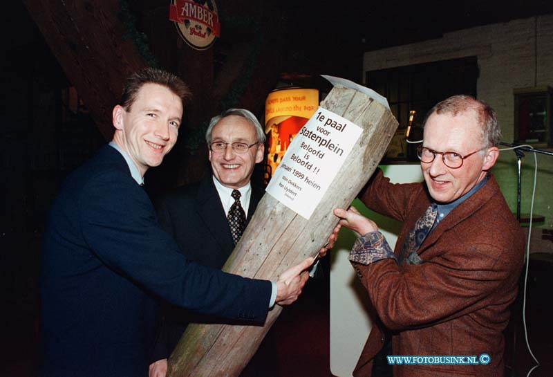 99011204.jpg - DE DORDTENAAR :DORDRECHT6:12-01-1999:EERRSTE PAAL STATENPLEIN DORDT AANGEBODEN AAN WEDHOUDER HEININGENDeze digitale foto blijft eigendom van FOTOPERSBURO BUSINK. Wij hanteren de voorwaarden van het N.V.F. en N.V.J. Gebruik van deze foto impliceert dat u bekend bent  en akkoord gaat met deze voorwaarden bij publicatie.EB/ETIENNE BUSINK