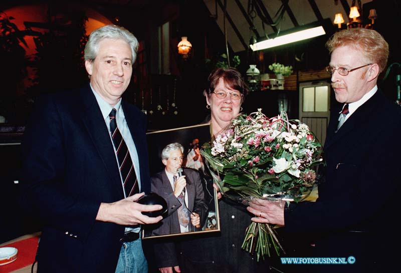 99011205.jpg - DE DORDTENAAR :DORDRECHT:12-01-1999:ONDERSCHEIDING AFSCHEID DHR CHRIS VIGEKIUS ALS VOOR ZIYTTER VAN VOGELVERENEGING DE VOLIERE IN DE SCHUUR DUBBELDAMDeze digitale foto blijft eigendom van FOTOPERSBURO BUSINK. Wij hanteren de voorwaarden van het N.V.F. en N.V.J. Gebruik van deze foto impliceert dat u bekend bent  en akkoord gaat met deze voorwaarden bij publicatie.EB/ETIENNE BUSINK