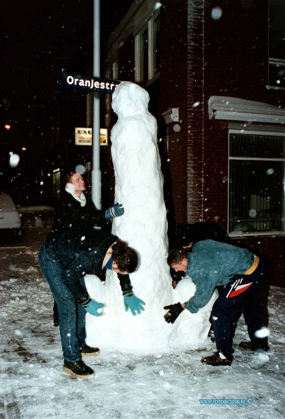 99011206.jpg - DE DORDTENAAR :DORDRECHT:12-01-1999:DE GROOSTE SNEEUWPIK VAN DORDT ORANJESTRAAT/KROMEDIJKDeze digitale foto blijft eigendom van FOTOPERSBURO BUSINK. Wij hanteren de voorwaarden van het N.V.F. en N.V.J. Gebruik van deze foto impliceert dat u bekend bent  en akkoord gaat met deze voorwaarden bij publicatie.EB/ETIENNE BUSINK