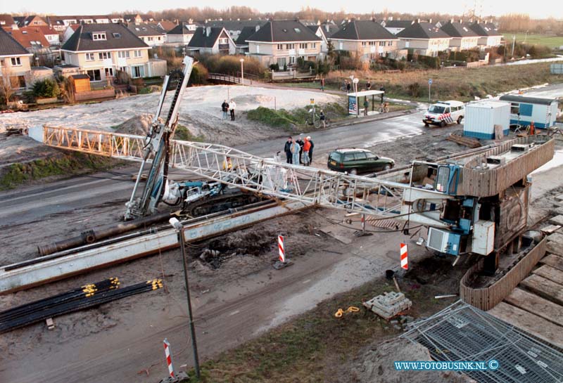 99011403.jpg - DE DORDTENAAR :SLIEDRECHT:14-01-1999:HIJSKRAAN GEKANTELD OP PROVINALEWEG IN SLIEDRECHT CHAUFFEUR RAAKRT GEWOND EN DE WEG IS GEBLOKEERD.DE HIJSKRAAN WAS AAN HET VIADUKT VAN DE SPOORBAAN BEZIG.Deze digitale foto blijft eigendom van FOTOPERSBURO BUSINK. Wij hanteren de voorwaarden van het N.V.F. en N.V.J. Gebruik van deze foto impliceert dat u bekend bent  en akkoord gaat met deze voorwaarden bij publicatie.EB/ETIENNE BUSINK