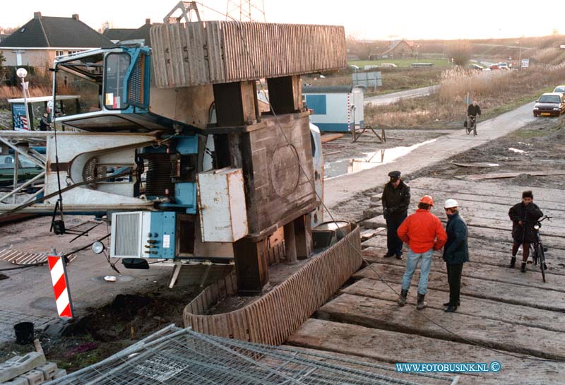 99011404.jpg - DE DORDTENAAR :SLIEDRECHT:14-01-1999:HIJSKRAAN GEKANTELD OP PROVINALEWEG IN SLIEDRECHT CHAUFFEUR RAAKRT GEWOND EN DE WEG IS GEBLOKEERD.DE HIJSKRAAN WAS AAN HET VIADUKT VAN DE SPOORBAAN BEZIG.Deze digitale foto blijft eigendom van FOTOPERSBURO BUSINK. Wij hanteren de voorwaarden van het N.V.F. en N.V.J. Gebruik van deze foto impliceert dat u bekend bent  en akkoord gaat met deze voorwaarden bij publicatie.EB/ETIENNE BUSINK