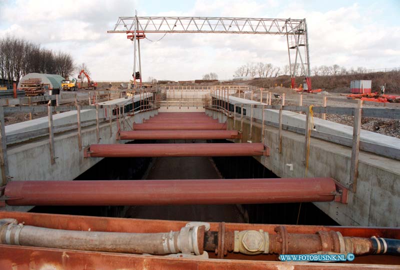 99011407.jpg - DE DORDTENAAR :HEINENOORD:14-01-1999:WERKZAAMHEDEN AAN DE 2E HEINENOORDTUNNEL VORDEREN STAAG.Deze digitale foto blijft eigendom van FOTOPERSBURO BUSINK. Wij hanteren de voorwaarden van het N.V.F. en N.V.J. Gebruik van deze foto impliceert dat u bekend bent  en akkoord gaat met deze voorwaarden bij publicatie.EB/ETIENNE BUSINK