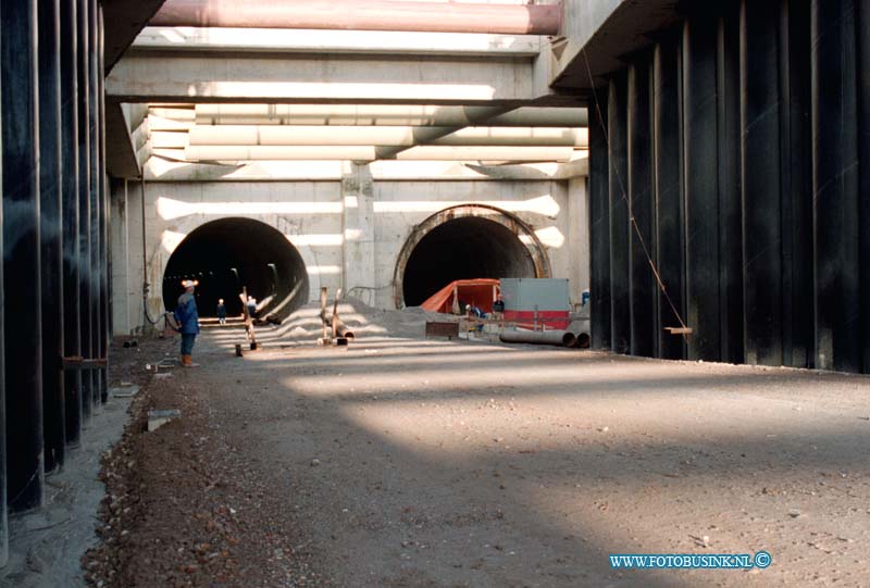 99011408.jpg - DE DORDTENAAR :HEINENOORD:14-01-1999:WERKZAAMHEDEN AAN DE 2E HEINENOORDTUNNEL VORDEREN STAAG.Deze digitale foto blijft eigendom van FOTOPERSBURO BUSINK. Wij hanteren de voorwaarden van het N.V.F. en N.V.J. Gebruik van deze foto impliceert dat u bekend bent  en akkoord gaat met deze voorwaarden bij publicatie.EB/ETIENNE BUSINK