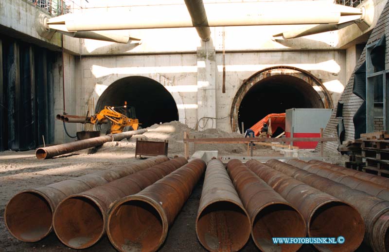 99011409.jpg - DE DORDTENAAR :HEINENOORD:14-01-1999:WERKZAAMHEDEN AAN DE 2E HEINENOORDTUNNEL VORDEREN STAAG.Deze digitale foto blijft eigendom van FOTOPERSBURO BUSINK. Wij hanteren de voorwaarden van het N.V.F. en N.V.J. Gebruik van deze foto impliceert dat u bekend bent  en akkoord gaat met deze voorwaarden bij publicatie.EB/ETIENNE BUSINK