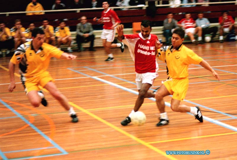 99011508.jpg - DE STEM VAN DORDT :DORDRECHT:15-01-1999:SPORTHAL WIELWIJK DORDRECHT ZAALVOETBAL TOERNOOI HANS MOL SPORTS WEDSTRIJD.Deze digitale foto blijft eigendom van FOTOPERSBURO BUSINK. Wij hanteren de voorwaarden van het N.V.F. en N.V.J. Gebruik van deze foto impliceert dat u bekend bent  en akkoord gaat met deze voorwaarden bij publicatie.EB/ETIENNE BUSINK