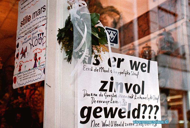 99011604.jpg - WFA :GORINCHEM:16-01-1999: STILLE MARSOM ZINLOOS GEWELD EEN HALT TOE TE ROEPEN 25,000 MENSEN WOONDE DE MARS BIJ VOOR FROUKJE EN MARIANNE DIE BIJ EEN SCHIETPARTIJ OM HET LEVEN KWAMEN IN DE KERKSTEEG BIJ CAFE BACCHUS IN GORINCHEM DOOR DAT ZE WERDEN GETROFFEN DOOR KOGELS .FOTO:ALLE WINKELIERS IN GORICHEM HADDEN DEZE POSTER OPHANGEN EN DROEGEN T'SHIRTS MET DE TEKS IS ER WEL ZINLOOS GEWELD.Deze digitale foto blijft eigendom van FOTOPERSBURO BUSINK. Wij hanteren de voorwaarden van het N.V.F. en N.V.J. Gebruik van deze foto impliceert dat u bekend bent  en akkoord gaat met deze voorwaarden bij publicatie.EB/ETIENNE BUSINK