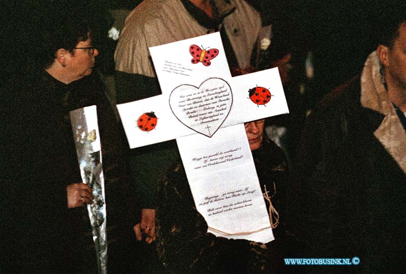 99011605.jpg - WFA :GORINCHEM:16-01-1999: STILLE MARSOM ZINLOOS GEWELD EEN HALT TOE TE ROEPEN 25,000 MENSEN WOONDE DE MARS BIJ VOOR FROUKJE EN MARIANNE DIE BIJ EEN SCHIETPARTIJ OM HET LEVEN KWAMEN IN DE KERKSTEEG BIJ CAFE BACCHUS IN GORINCHEM DOOR DAT ZE WERDEN GETROFFEN DOOR KOGELS .FOTO:DE STILLE MARS MEVR LOOPT MET DODEKRUIS MET TEKS EN HERENBEESTJES ER OP.Deze digitale foto blijft eigendom van FOTOPERSBURO BUSINK. Wij hanteren de voorwaarden van het N.V.F. en N.V.J. Gebruik van deze foto impliceert dat u bekend bent  en akkoord gaat met deze voorwaarden bij publicatie.EB/ETIENNE BUSINK