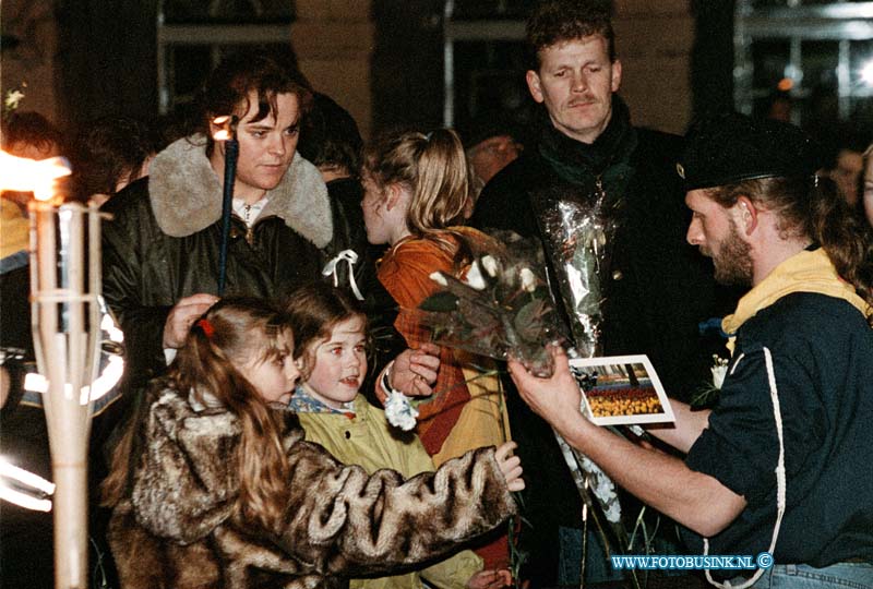 99011606.jpg - WFA :GORINCHEM:16-01-1999: STILLE MARSOM ZINLOOS GEWELD EEN HALT TOE TE ROEPEN 25,000 MENSEN WOONDE DE MARS BIJ VOOR FROUKJE EN MARIANNE DIE BIJ EEN SCHIETPARTIJ OM HET LEVEN KWAMEN IN DE KERKSTEEG BIJ CAFE BACCHUS IN GORINCHEM DOOR DAT ZE WERDEN GETROFFEN DOOR KOGELS .FOTO:DE MENSEN UIT DE STILLE MARS GEVEN HUN BLOEMEN AF BIJ DE FONIJN WAAR LAAT IN DE AVOND DUIZENDEN BLOEMEN IN LAGEN.Deze digitale foto blijft eigendom van FOTOPERSBURO BUSINK. Wij hanteren de voorwaarden van het N.V.F. en N.V.J. Gebruik van deze foto impliceert dat u bekend bent  en akkoord gaat met deze voorwaarden bij publicatie.EB/ETIENNE BUSINK