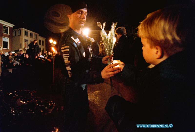 99011607.jpg - WFA :GORINCHEM:16-01-1999: STILLE MARSOM ZINLOOS GEWELD EEN HALT TOE TE ROEPEN 25,000 MENSEN WOONDE DE MARS BIJ VOOR FROUKJE EN MARIANNE DIE BIJ EEN SCHIETPARTIJ OM HET LEVEN KWAMEN IN DE KERKSTEEG BIJ CAFE BACCHUS IN GORINCHEM DOOR DAT ZE WERDEN GETROFFEN DOOR KOGELS .FOTO:EEN JONGENTJE  DIE ZIJN KAARJE AFGEEFT EN DE  BLOEMEN AAN EEN SCOUT IN DE FONTIJN NA DE TOCHT.Deze digitale foto blijft eigendom van FOTOPERSBURO BUSINK. Wij hanteren de voorwaarden van het N.V.F. en N.V.J. Gebruik van deze foto impliceert dat u bekend bent  en akkoord gaat met deze voorwaarden bij publicatie.EB/ETIENNE BUSINK