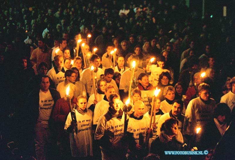 99011608.jpg - WFA :GORINCHEM:16-01-1999: STILLE MARSOM ZINLOOS GEWELD EEN HALT TOE TE ROEPEN 25,000 MENSEN WOONDE DE MARS BIJ VOOR FROUKJE EN MARIANNE DIE BIJ EEN SCHIETPARTIJ OM HET LEVEN KWAMEN IN DE KERKSTEEG BIJ CAFE BACCHUS IN GORINCHEM DOOR DAT ZE WERDEN GETROFFEN DOOR KOGELS .FOTO:DE SCHOOL VAN EEN VAN DE MEISJES LIEPEN MET DE T'SHIRTS EN FAKKELS MEE IN DE TOCHT.Deze digitale foto blijft eigendom van FOTOPERSBURO BUSINK. Wij hanteren de voorwaarden van het N.V.F. en N.V.J. Gebruik van deze foto impliceert dat u bekend bent  en akkoord gaat met deze voorwaarden bij publicatie.EB/ETIENNE BUSINK