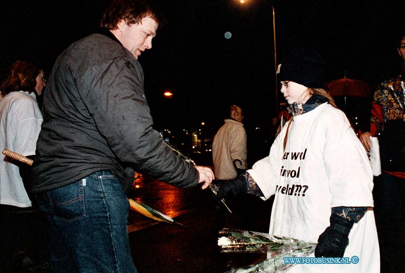 99011611.jpg - WFA :GORINCHEM:16-01-1999: STILLE MARSOM ZINLOOS GEWELD EEN HALT TOE TE ROEPEN 25,000 MENSEN WOONDE DE MARS BIJ VOOR FROUKJE EN MARIANNE DIE BIJ EEN SCHIETPARTIJ OM HET LEVEN KWAMEN IN DE KERKSTEEG BIJ CAFE BACCHUS IN GORINCHEM DOOR DAT ZE WERDEN GETROFFEN DOOR KOGELS .FOTO:EEN VAN DE MEISJES DIE DE WITTE ROZEN UITDEELDE AAN DE MENSNE DIE DE MARS IN DE MARS MEE LIEPEN DE ROZEN WAREN BESCHIKBAAR GESTELD DOOR DE WINKELIERS VAN GORCHUM.Deze digitale foto blijft eigendom van FOTOPERSBURO BUSINK. Wij hanteren de voorwaarden van het N.V.F. en N.V.J. Gebruik van deze foto impliceert dat u bekend bent  en akkoord gaat met deze voorwaarden bij publicatie.EB/ETIENNE BUSINK